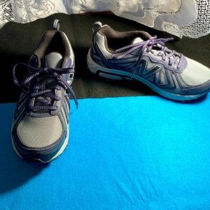 New Balance RESPONSE shoes 9.5 4E